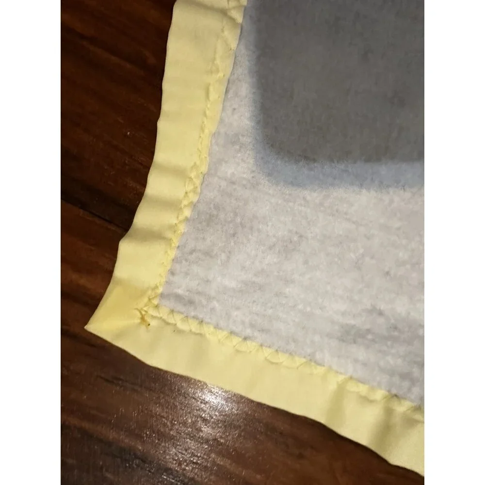 Vtg‎ Chatham Pale Yellow Acrylic Baby Crib Blanket Satin Trim Lovey 30 X 40 USA